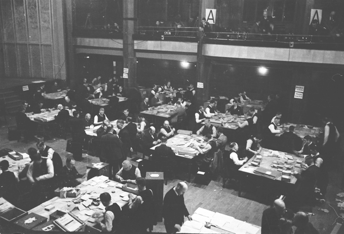Die Auszählung der Stimmzettel dauerte zwei Tage, bis zum 15.01.1935. Von den rund 540.000 Stimmberechtigten wählten 90,5 % für den Anschluss an "Hitler-Deutschland", Foto: Fritz Mittelstaedt (c)Stadtarchiv Saarbrücken, NL M