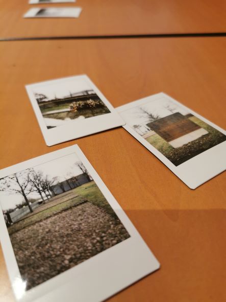 Mit Polaroidkameras das heutige Gedenkstättengelände erkunden