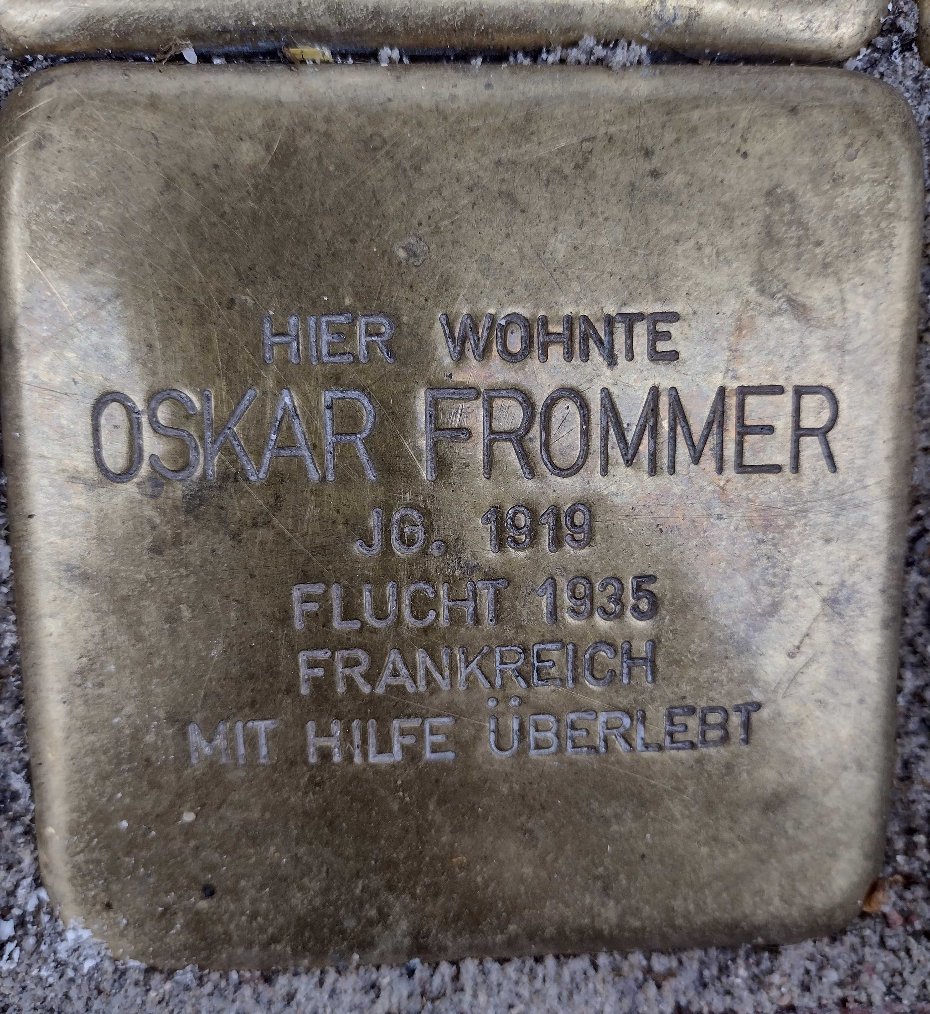 Stolperstein für Oskar Frommer am Marktplatz 15, Foto: Matthias Pöhler