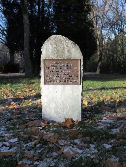 Auf dem alten Friedhof befindet sich auch ein Grab des Pazifisten Karl Schneider, der 1940 im KZ Dachau ums Leben kam. Foto: Stephan Klein