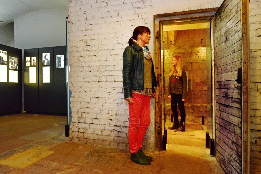 Die noch original erhaltene Gestapo-Zelle im Saarbrücker Schloss bildet heute den Mittelpunkt der ständigen Ausstellung zum Nationalsozialismus an der Saar im Historischen Museum Saar, Foto: Historisches Museum Saar