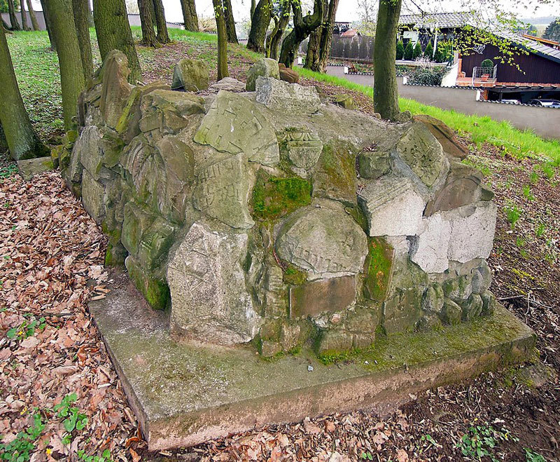 Saarwellingen, Relikte von Grabsteinen auf dem Jüdischen Friedhof. Foto: Wikimedia Commons, LoKiLeCh