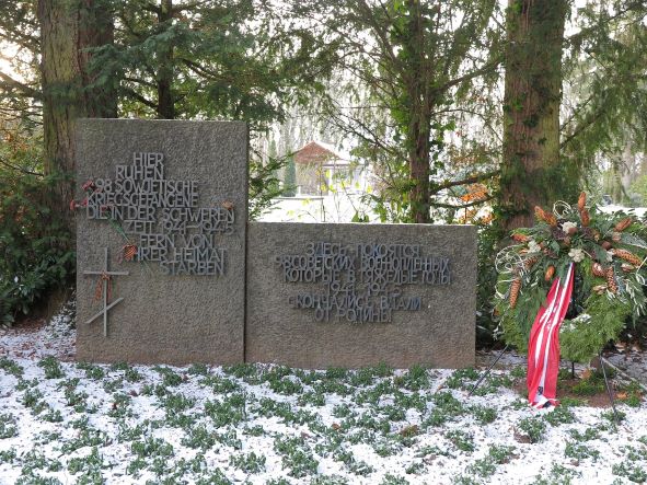 Denkmal für die verstorbenen Zwangsarbeiter*innen des Lagers Emsenbrunnen auf dem Friedhof Frankenfeldstraße. Foto: Stephan Klein
