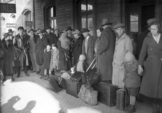 Flüchtlinge in Sarreguemines am Bahnsteig. Foto: Saarländisches Landesarchiv