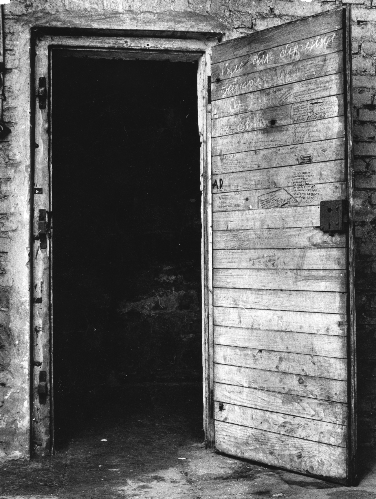 Auch auf der Tür der Gestapo-Zelle befinden sich Inschriften der dort Inhaftierten. Unter bis heute ungeklärten Umständen verschwand die originale Tür. Foto: Historisches Museum Saar