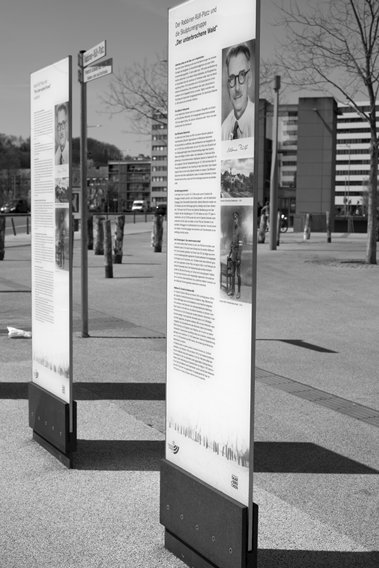 Infotafeln zum Rabbiner-Rülf-Platz und der Skulpturengruppe "Der ungebrochene Wald", Foto: Frank Peters