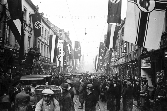 Die Nationalsozialisten feierten ihren Erfolg im Saarland. Nach der Abstimmung wurden viele Häuser und Straßen mit Hakenkreuzfahnen geschmückt. Foto: Fritz Mittelstaedt (c)Stadtarchiv Saarbrücken, NL M