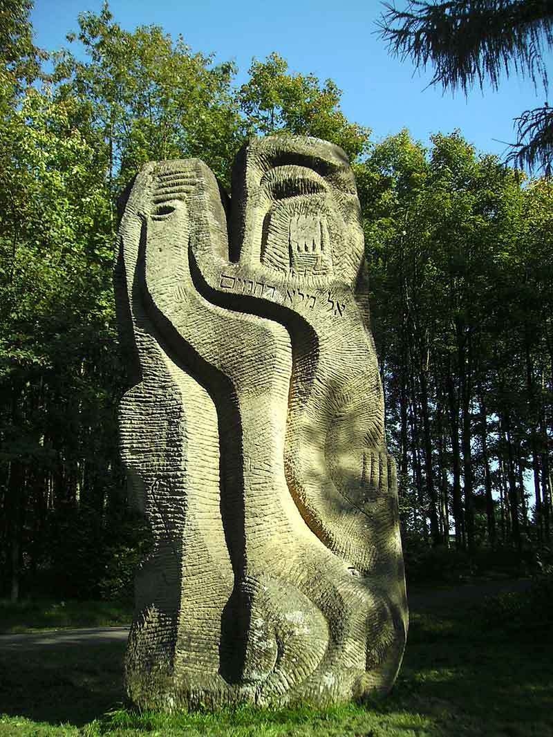 Shelomo Selinger, „Requiem für die Juden“, Skulptur, 1980, gelber Sandstein, 5,20 x 2,40 x 1,10 m, Teil der „Straße des Friedens“, Bosen, Bostalsee, Nähe Römerhof. Foto: Wikimedia Commons, EPei