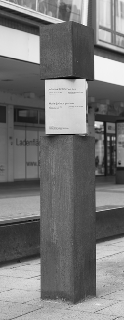 Eine Erinnerungsstele in der Bahnhofsstraße 95 erinnert an die Widerstandskämpfer*innen Johanna Kirchner und Marie Juchacz, Foto: Frank Peters